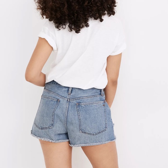 NEW Madewell Curvy Relaxed Denim Shorts in Homecrest Wash: Ripped Edition MC645 - Picture 3 of 4